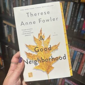 6/$30 A Good Neighborhood by Therese Anne Fowler Novel Book Paperback